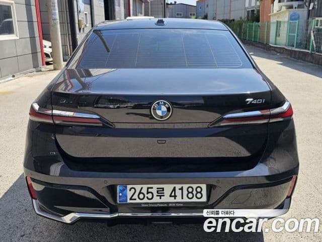 BMW 7 Series 2023 — Photo 2/4