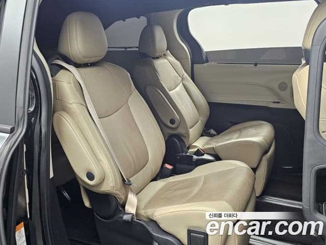 Toyota Sienna 2021 — ფოტო 8/20