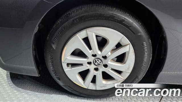 Toyota Prius 2018 — Şəkil 13/35
