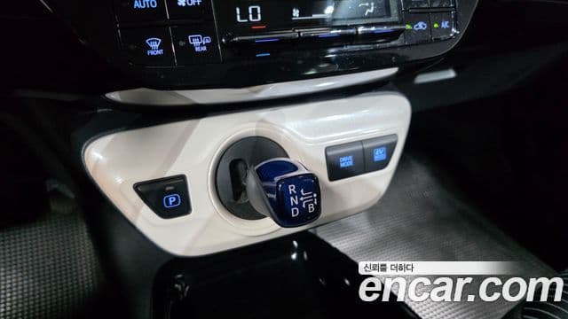 Toyota Prius 2018 — Şəkil 35/35