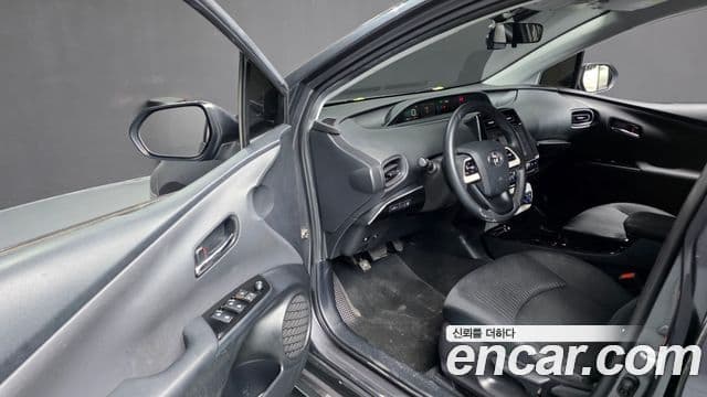 Toyota Prius 2018 — Şəkil 22/35
