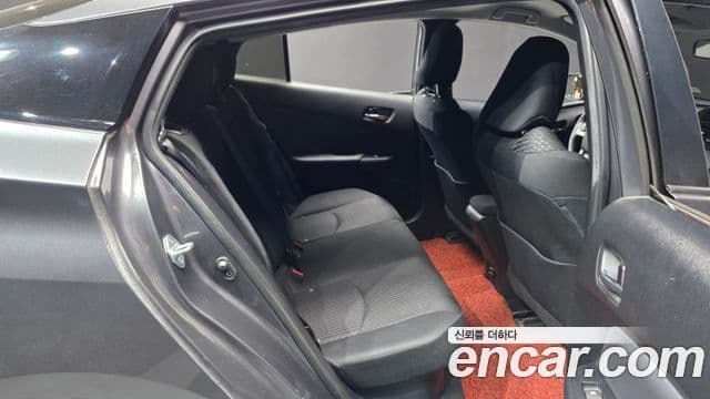 Toyota Prius 2018 — Şəkil 32/35