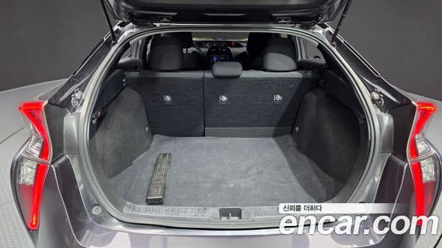 Toyota Prius 2018 — Şəkil 24/35