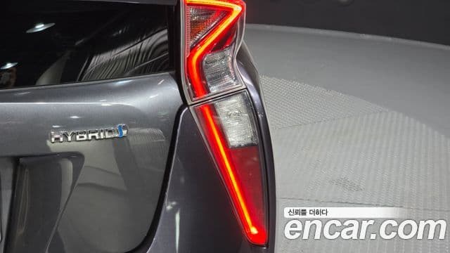 Toyota Prius 2018 — Şəkil 18/35