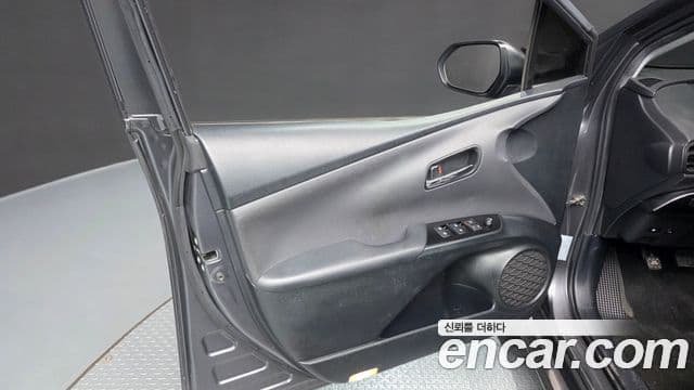 Toyota Prius 2018 — Şəkil 14/35