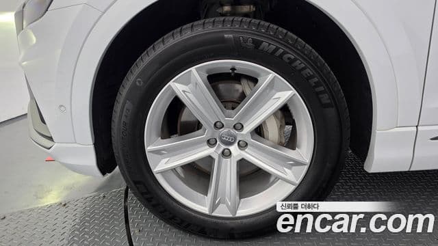 Audi Q8 2020 — Photo 19/36