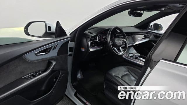 Audi Q8 2020 — Photo 28/36