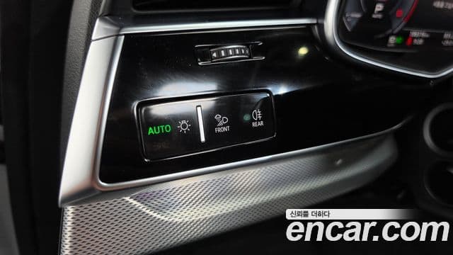 Audi Q8 2020 — Photo 30/36