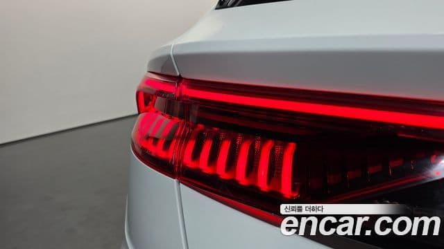 Audi Q8 2020 — Photo 6/36