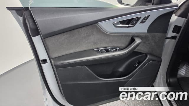 Audi Q8 2020 — Photo 10/36