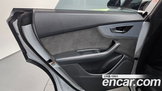 Audi Q8 2020 — Photo 2/36