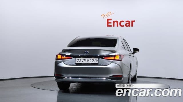 Lexus ES300h 2022 — ფოტო 11/34