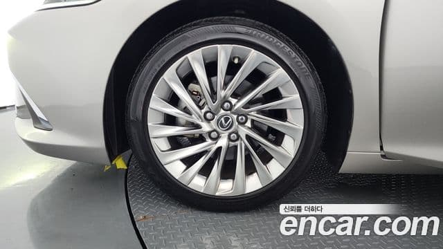 Lexus ES300h 2022 — ფოტო 23/34