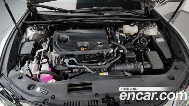 Lexus ES300h 2022 — ფოტო 28/34