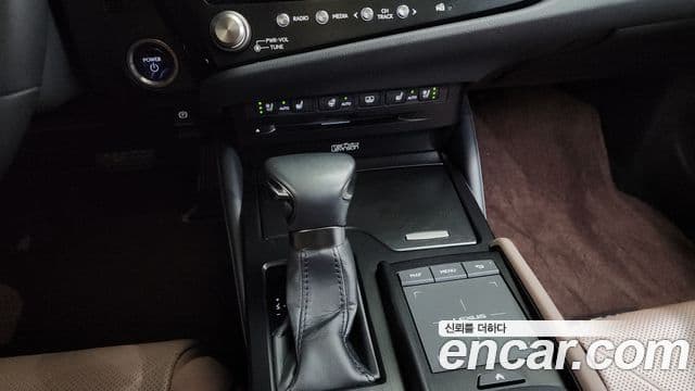 Lexus ES300h 2022 — ფოტო 22/34