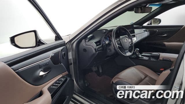 Lexus ES300h 2022 — ფოტო 27/34