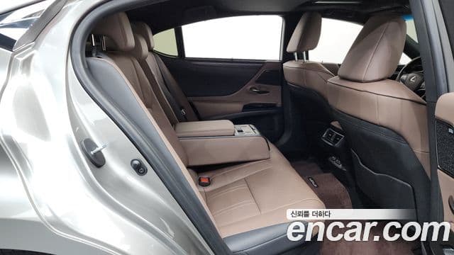 Lexus ES300h 2022 — ფოტო 14/34