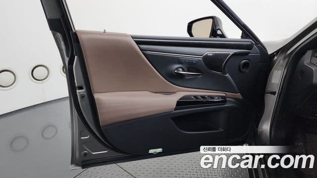 Lexus ES300h 2022 — ფოტო 29/34