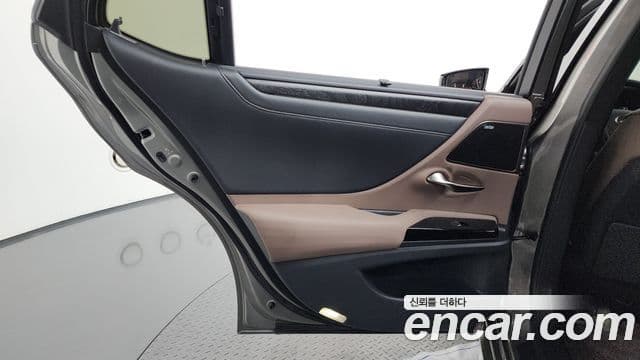 Lexus ES300h 2022 — ფოტო 26/34
