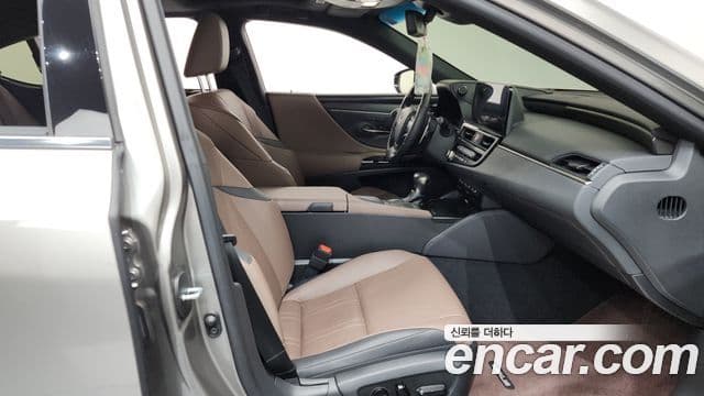 Lexus ES300h 2022 — ფოტო 31/34