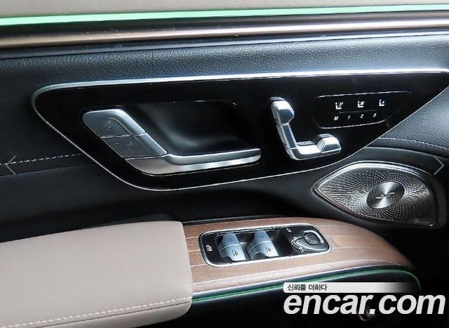 Mercedes-Benz EQS SUV 2023 — ფოტო 15/20