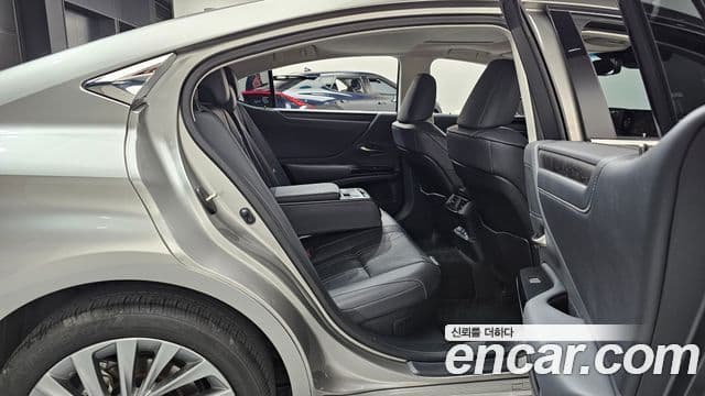 Lexus ES300h 2022 — ფოტო 12/20