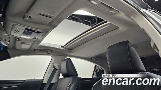 Lexus ES300h 2022 — ფოტო 17/20