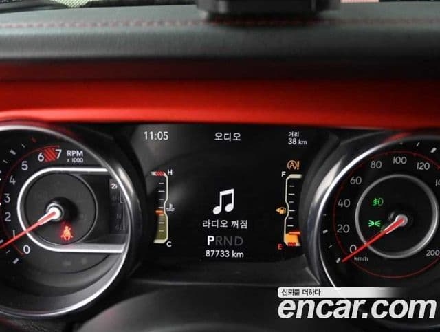 Jeep Wrangler 2019 — ფოტო 17/20