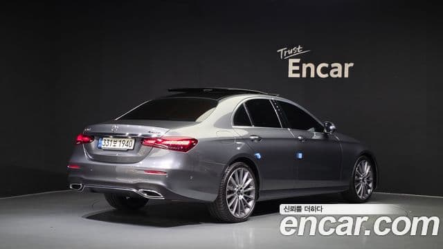 Mercedes-Benz E-Class 2022 — Photo 12/20