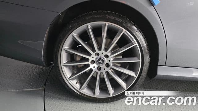 Mercedes-Benz E-Class 2022 — Photo 11/20