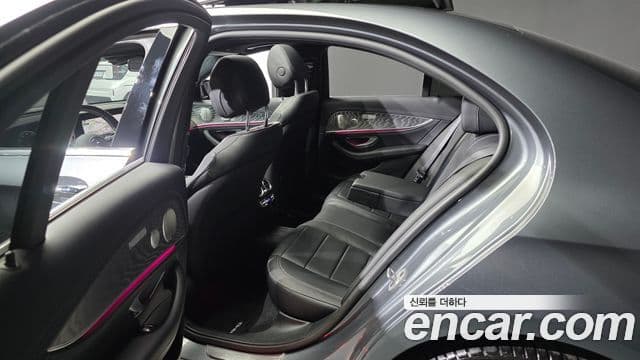 Mercedes-Benz E-Class 2022 — Photo 8/20