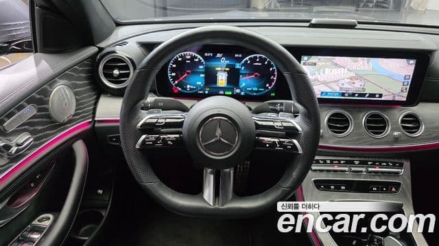 Mercedes-Benz E-Class 2022 — Photo 1/20
