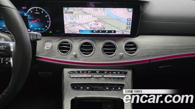 Mercedes-Benz E-Class 2022 — Photo 7/20