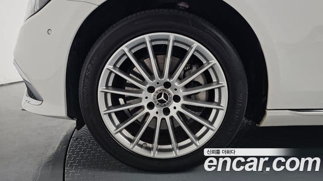 Mercedes-Benz E-Class 2023 — Photo 34/36