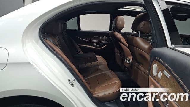 Mercedes-Benz E-Class 2023 — Photo 4/36