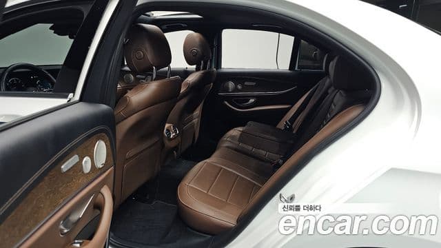 Mercedes-Benz E-Class 2023 — Photo 2/36