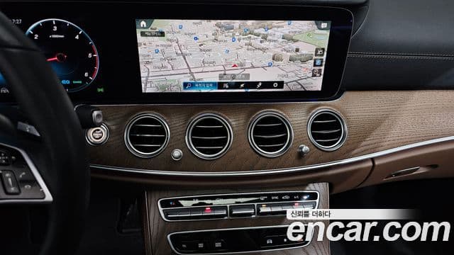 Mercedes-Benz E-Class 2023 — Photo 32/36