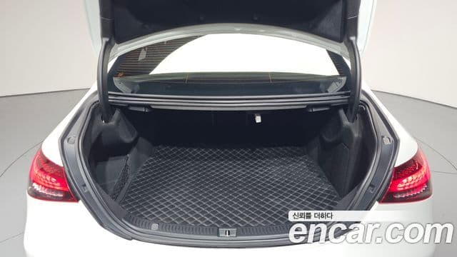 Mercedes-Benz E-Class 2023 — Photo 26/36