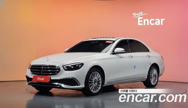 Mercedes-Benz E-Class 2023 — Photo 11/36