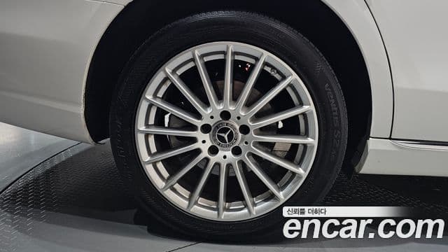 Mercedes-Benz E-Class 2023 — Photo 10/36