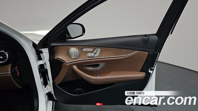 Mercedes-Benz E-Class 2023 — Şəkil 22/36
