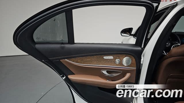 Mercedes-Benz E-Class 2023 — Şəkil 27/36