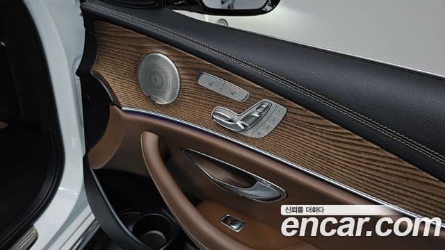 Mercedes-Benz E-Class 2023 — Photo 33/36