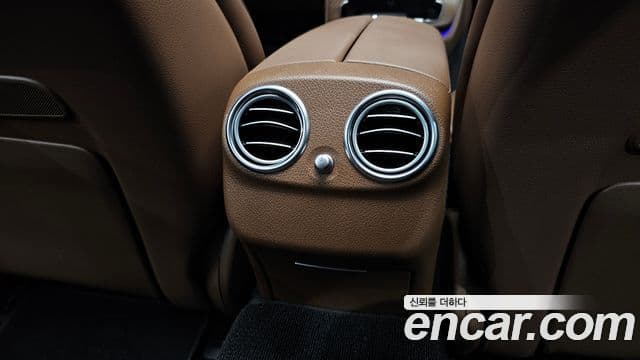 Mercedes-Benz E-Class 2023 — Photo 9/36