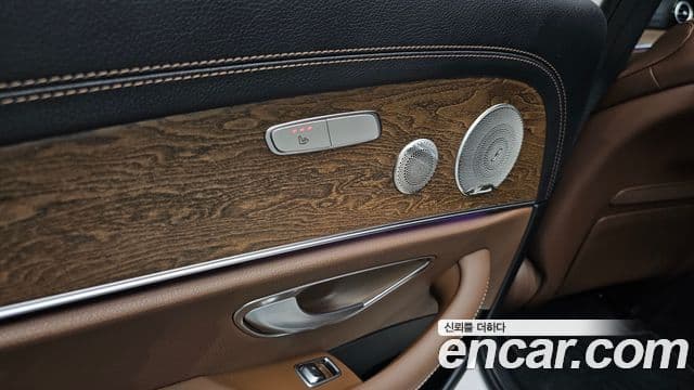 Mercedes-Benz E-Class 2023 — Photo 5/36