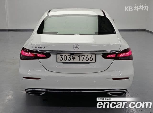 Mercedes-Benz E-Class 2021 — Photo 11/19