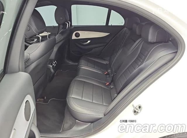 Mercedes-Benz E-Class 2021 — Photo 8/19