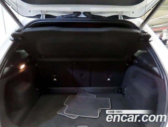 Mercedes-Benz GLA-Class 2021 — ფოტო 15/20