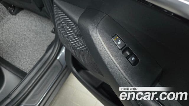 Kia Seltos 2023 — ფოტო 18/35