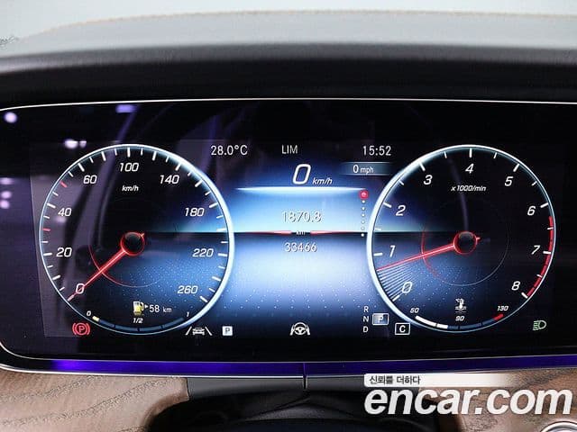 Mercedes-Benz E-Class 2023 — Şəkil 19/20